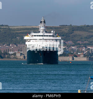 MV Astoria uscire Portsmouth Inghilterra England Regno Unito. È entrato in servizio nel 1946 ed è la seconda più antica nave da crociera in servizio. Foto Stock