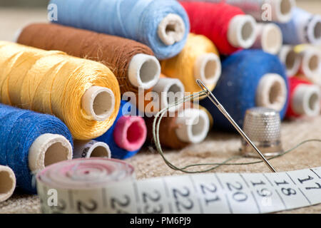 Kit di cucitura con nastro di misurazione in laboratorio Foto Stock