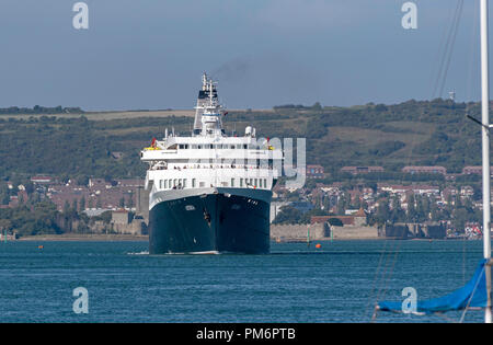 MV Astoria uscire Portsmouth Inghilterra REGNO UNITO con uno sfondo di Porchester Castle. Lei è entrato in servizio nel 1946 ed è la seconda più antica nave da crociera Foto Stock