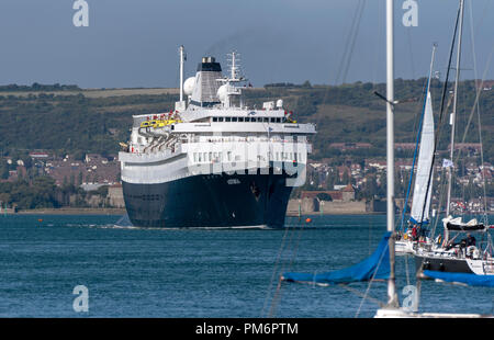 MV Astoria uscire Portsmouth Inghilterra REGNO UNITO con uno sfondo di Porchester Castle. Lei è entrato in servizio nel 1946 ed è la seconda più antica nave da crociera Foto Stock