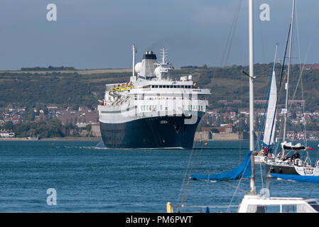 MV Astoria uscire Portsmouth Inghilterra REGNO UNITO con uno sfondo di Porchester Castle. Lei è entrato in servizio nel 1946 ed è la seconda più antica nave da crociera Foto Stock