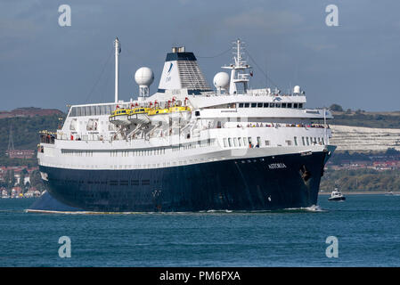 MV Astoria uscire Portsmouth Inghilterra England Regno Unito. È entrato in servizio nel 1946 ed è la seconda più antica nave da crociera in servizio. Foto Stock