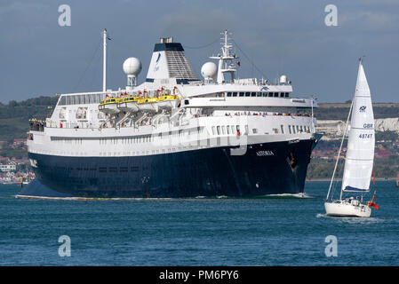 MV Astoria uscire Portsmouth Inghilterra England Regno Unito. È entrato in servizio nel 1946 ed è la seconda più antica nave da crociera in servizio. Foto Stock