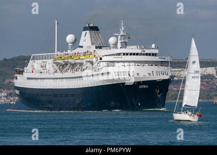 MV Astoria uscire Portsmouth Inghilterra England Regno Unito. È entrato in servizio nel 1946 ed è la seconda più antica nave da crociera in servizio. Foto Stock