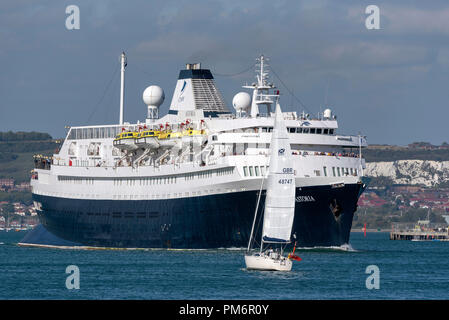 MV Astoria uscire Portsmouth Inghilterra England Regno Unito. È entrato in servizio nel 1946 ed è la seconda più antica nave da crociera in servizio. Foto Stock