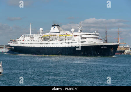 MV Astoria uscire Portsmouth Inghilterra England Regno Unito. È entrato in servizio nel 1946 ed è la seconda più antica nave da crociera in servizio. Foto Stock