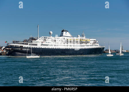 MV Astoria uscire Portsmouth Porto, England Regno Unito. Lei è entrato in servizio nel 1946 ed è la seconda più antica nave da crociera in servizio. Foto Stock