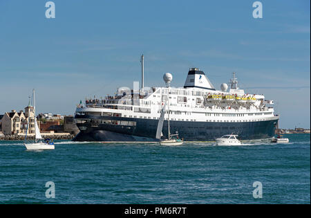 MV Astoria uscire Portsmouth Porto, England Regno Unito. Lei è entrato in servizio nel 1946 ed è la seconda più antica nave da crociera in servizio. Foto Stock