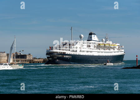 MV Astoria uscire Portsmouth Porto, England Regno Unito. Lei è entrato in servizio nel 1946 ed è la seconda più antica nave da crociera in servizio. Foto Stock