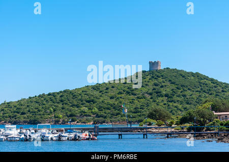 Vista del piccolo porto di Tramariglio con torre antica in Sardegna, vicino la città di Alghero Foto Stock