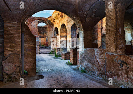 Vista interna dei sette savi tenement spa nelle antiche rovine romane di Ostia Antica - Roma Foto Stock