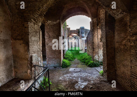 Corridoio interno degli Aurighi tenement in scavi archeologici di Ostia Antica - Roma Foto Stock