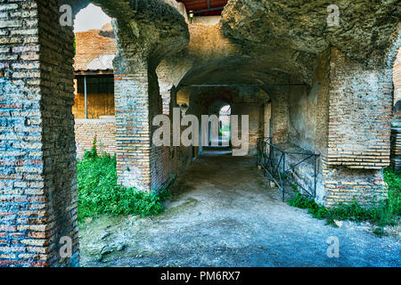 Corridoio interno degli Aurighi tenement in scavi archeologici di Ostia Antica - Roma Foto Stock