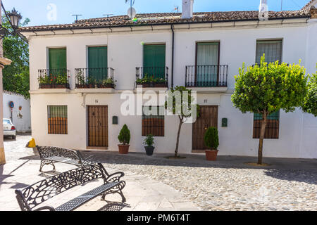 Spagna, Ronda - 21 Giugno 2017: esterne di edifici lungo il lato strada acciottolata Foto Stock