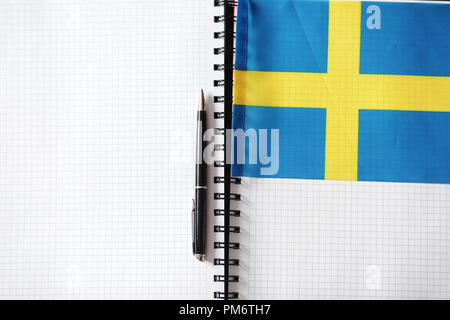 L apprendimento delle lingue straniere. Blocco note per voci e una bandiera. Lang Foto Stock