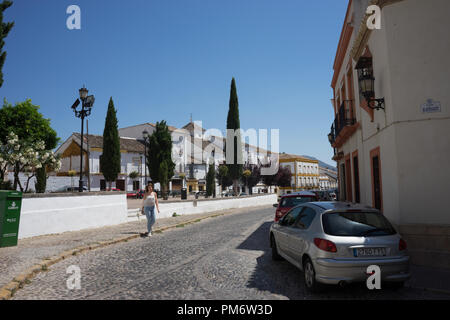 Spagna, Ronda - 21 Giugno 2017: vetture su strada da edifici contro il cielo IN CITTÀ Foto Stock