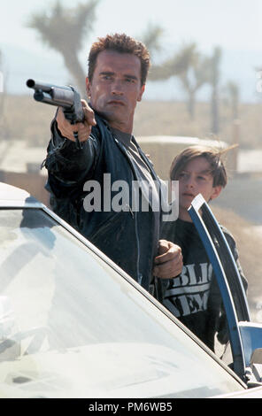 Film still da 'Terminator 2: il giorno del Giudizio' Arnold Schwarzenegger, Edward Furlong © 1991 Carolco Photo credit: Zade Rosenthal Foto Stock