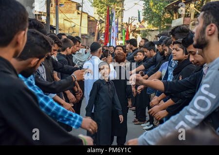 Kashmir musulmani sciiti batte il petto come hanno preso parte al sesto giorno di Ashura processione in Srinagar il lunedì. Musulmano sciita commemora Muharram, il primo mese del calendario lunare, come mese di lutto in rimembranza del martirio profeta islamico Maometto pbsl il nipote di Imam Hussain (PBSL) che fu martirizzato il decimo giorno di Muharram nella battaglia di Karbala in 680 A.D alcuni 1400 anni fa. Foto Stock