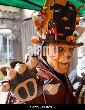 Un uomo che indossa costumi steampunk è visibile durante il 'VI KyivSteamCon' dell'evento di Kiev.Gli Steampunk festival che coinvolgono workshop, seminari, concorsi, danze e lezioni e attira gli appassionati di subgenre steampunk, cosplay e fantascienza. Foto Stock