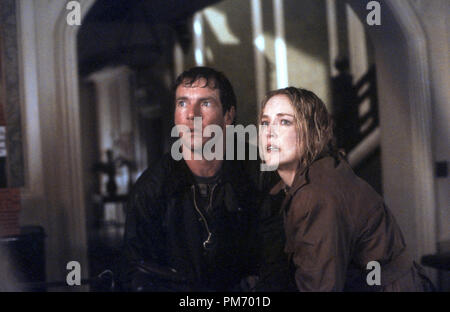 Film still / Pubblicità ancora da 'Cold Creek Manor' Dennis Quaid, Sharon Stone © 2003 Touchstone Photo credit: Takashi Seida Riferimento File # 30753192THA per solo uso editoriale - Tutti i diritti riservati Foto Stock