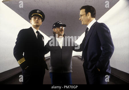 Film still / Pubblicità ancora da 'Catch Me se è possibile' Leonardo DiCaprio, Direttore Steven Spielberg, Tom Hanks © 2002 DreamWorks Photo credit: Andrew Cooper Riferimento File # 30754958THA per solo uso editoriale - Tutti i diritti riservati Foto Stock