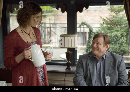 Film still da 'In Bruges' Thekla Reuten, Brendan Gleeson © 2008 Focus Features Photo credit: Jaap Buitendijk Riferimento File # 30755254THA per solo uso editoriale - Tutti i diritti riservati Foto Stock