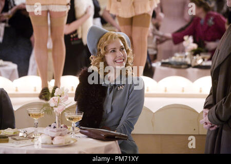 Film still da 'Miss Pettigrew vive per un giorno " Amy Adams © 2008 Focus Features Photo credit: Kerry Brown Riferimento File # 30755269THA per solo uso editoriale - Tutti i diritti riservati Foto Stock