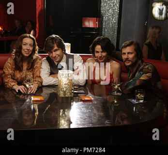 Film still da 'Swingtown' Molly Parker, Jack Davenport, Grant Show, Lana Parrilla 2008 Photo credit: Cliff Lipson Riferimento File # 30755439THA per solo uso editoriale - Tutti i diritti riservati Foto Stock