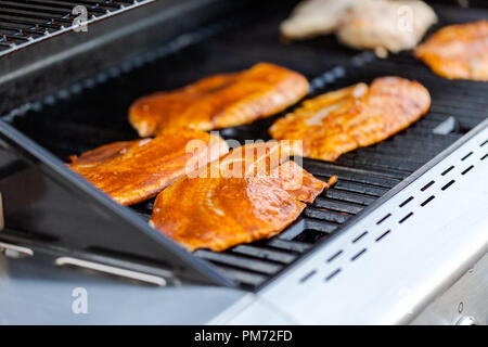 La cottura alla griglia cod per il pesce tacos su outdoor grill a gas. Foto Stock