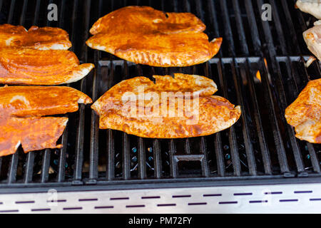 La cottura alla griglia cod per il pesce tacos su outdoor grill a gas. Foto Stock