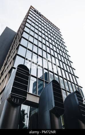 Milano Italia - Luglio 2018 edificio moderno design in vetro, ufficio moderno con tubazioni per tubo endotracheale o il tubo di ventilazione Foto Stock