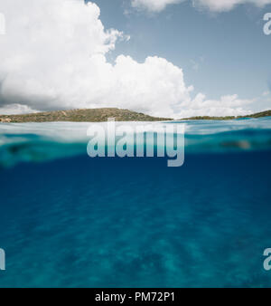 Foto diviso a metà subacquei con cielo azzurro e le montagne in Sardegna - body copy. Foto Stock