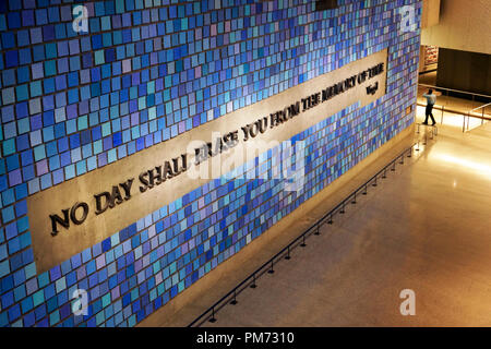 "Cercando di ricordare il colore del cielo su quella mattina di settembre' di Spencer Finch, nazionale 9/11 Memorial & Museum,Manhattan,New York City.USA Foto Stock