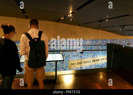 I visitatori in Nazionale 9//11 Memorial & Museum con"cercando di ricordare il colore del cielo su quella mattina di settembre" in background.New York City.USA Foto Stock