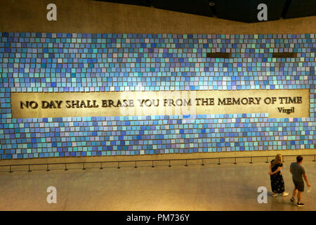 I visitatori con "cercando di ricordare il colore del cielo su quella mattina di settembre' di Spencer Finch in Nazionale 9/11 Memorial & Museum,New York.USA Foto Stock