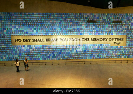 I visitatori con "cercando di ricordare il colore del cielo su quella mattina di settembre' di Spencer Finch in Nazionale 9/11 Memorial & Museum,New York.USA Foto Stock