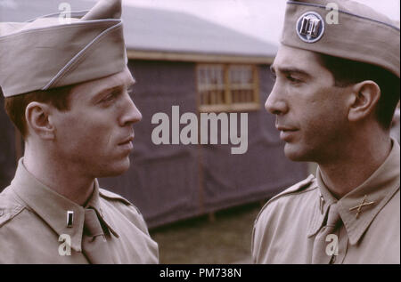 Film still / Pubblicità ancora da 'banda di fratelli" Damian Lewis, David Schwimmer 2001 Photo credit: David James Riferimento File # 308471418THA per solo uso editoriale - Tutti i diritti riservati Foto Stock