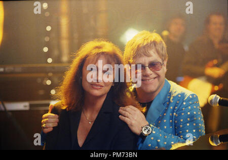 Film still / Pubblicità ancora da 'Ally McBeal' episodio: 'Voglio amare' Jacqueline Bisset, Elton John Novembre 26, 2001 Photo credit: Randy Holmes Riferimento File # 308471475THA per solo uso editoriale - Tutti i diritti riservati Foto Stock