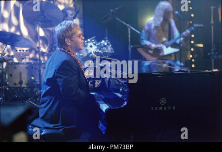 Film still / Pubblicità ancora da 'Ally McBeal' episodio: 'Voglio amare' Elton John Novembre 26, 2001 Photo credit: Randy Holmes Riferimento File # 308471476THA per solo uso editoriale - Tutti i diritti riservati Foto Stock