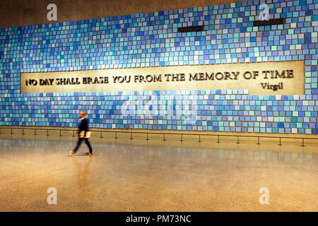 "Cercando di ricordare il colore del cielo su quella mattina di settembre' di Spencer Finch, nazionale 9/11 Memorial & Museum,Manhattan,New York City.USA Foto Stock