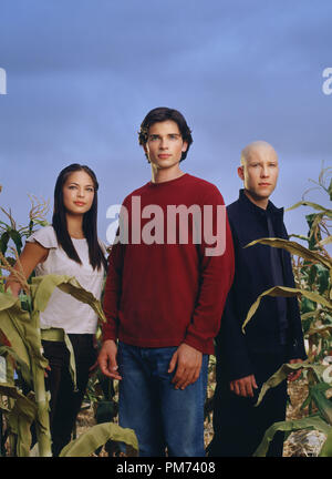 Film still / Pubblicità ancora da 'Smallville' Kristin Kreuk, Tom Welling, Michael Rosenbaum 2001 Photo credit: Frank Ockenfels Riferimento File # 30847287THA per solo uso editoriale - Tutti i diritti riservati Foto Stock
