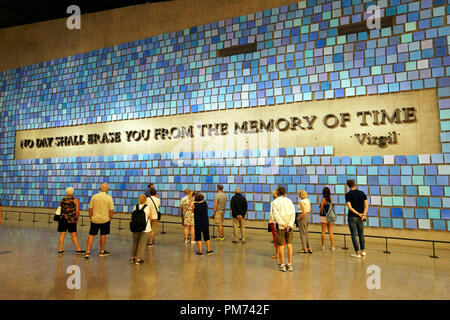 I visitatori con "cercando di ricordare il colore del cielo su quella mattina di settembre' di Spencer Finch in Nazionale 9/11 Memorial & Museum,New York.USA Foto Stock