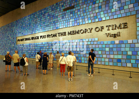 I visitatori con "cercando di ricordare il colore del cielo su quella mattina di settembre' di Spencer Finch in Nazionale 9/11 Memorial & Museum,New York.USA Foto Stock