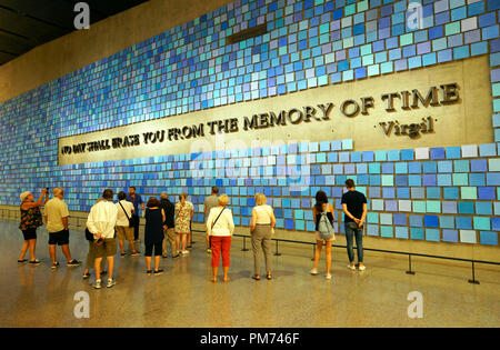 I visitatori con "cercando di ricordare il colore del cielo su quella mattina di settembre' di Spencer Finch in Nazionale 9/11 Memorial & Museum,New York.USA Foto Stock