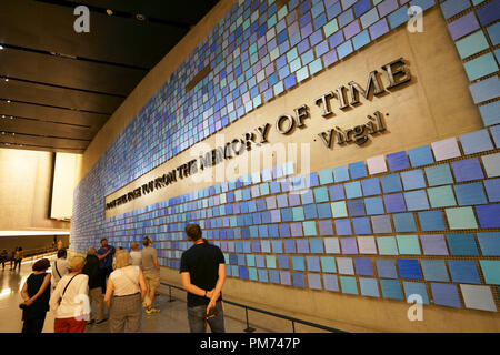 I visitatori con "cercando di ricordare il colore del cielo su quella mattina di settembre' di Spencer Finch in Nazionale 9/11 Memorial & Museum,New York.USA Foto Stock