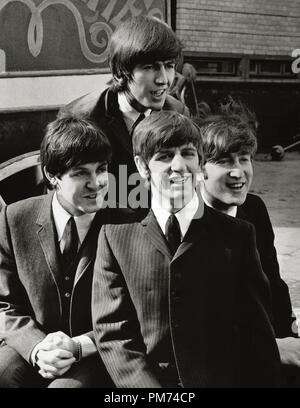 I Beatles, Paul McCartney, George Harrison John Lennon e Ringo Starr, 'una dura giornata di Notte' 1964 Riferimento File # 30928 107THA Foto Stock
