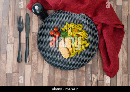 Salmone affumicato Pasta con basilico salsa crema di limone Foto Stock