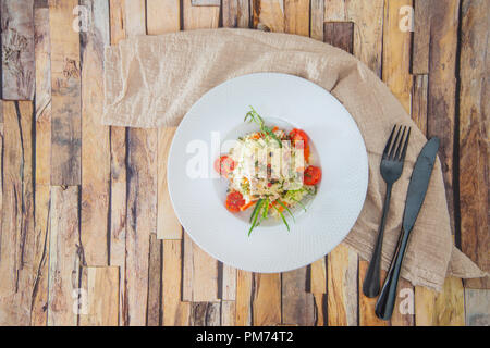 Andalusa di pesce, riso allo zafferano con verdure Foto Stock