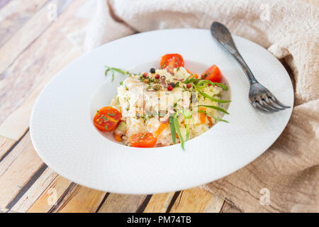 Andalusa di pesce, riso allo zafferano con verdure Foto Stock