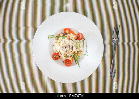 Andalusa di pesce, riso allo zafferano con verdure Foto Stock